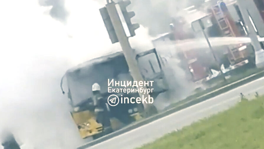 Автобус загорелся во время движения в Екатеринбурге