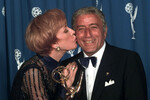 Кэрол Бернетт целует Тони Беннетта после того, как он получил премию «Эмми» на 48-й ежегодной премии «Эмми» в Пасадене, Калифорния, 1996 год