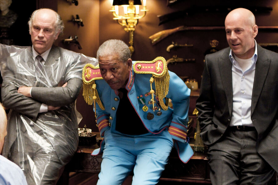 <b>«РЭД» (2010)</b>
<br><br>
В&nbsp;этом комедийном боевике Брюс Уиллис сыграл агента ЦРУ на&nbsp;пенсии, в&nbsp;дом к&nbsp;которому однажды вламываются бойцы спецназа, чтобы его убить. Дальнейшее развитие сюжета пересказать невозможно, потому что картина снята по&nbsp;комиксам. В&nbsp;целом этот фильм &mdash; о&nbsp;том, что бывших агентов ЦРУ не бывает, а компанию Брюсу Уиллису составили на&nbsp;съемочной площадке Морган Фримен, Джон Малкович, Хелен Миррен и другие знаменитые актеры.