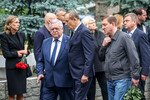 Директор Института социологии Российской академии наук (РАН) Михаил Горшков, губернатор Ленинградской области Александр Дрозденко и глава Республики Алтай Андрей Турчак (слева направо на первом плане) перед началом церемонии захоронения бывшего министра транспорта РФ Романа Старовойта на Смоленском кладбище в Санкт-Петербурге, 11 июля 2025 года 
