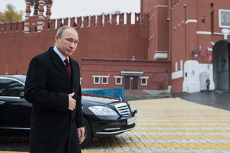 Президент России Владимир Путин перед началом церемонии возложения цветов к памятнику Кузьме Минину и Дмитрию Пожарскому на Красной площади