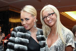 Телеведущие Маша Малиновская и Ольга Бузова (слева направо) позируют фотографу на новогодней вечеринке Fashion New Year 2011