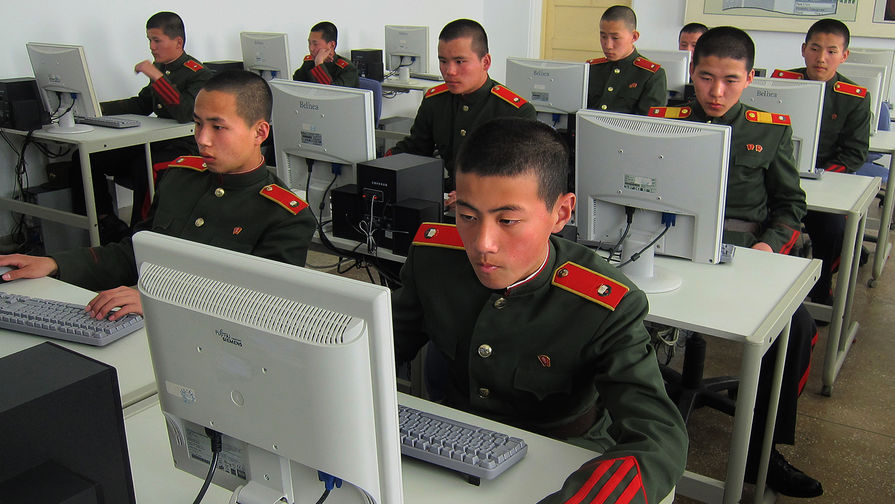 Северокорейские студенты в компьютерном классе Революционной школы Мангёндэ в Пхеньяне, 2013 год