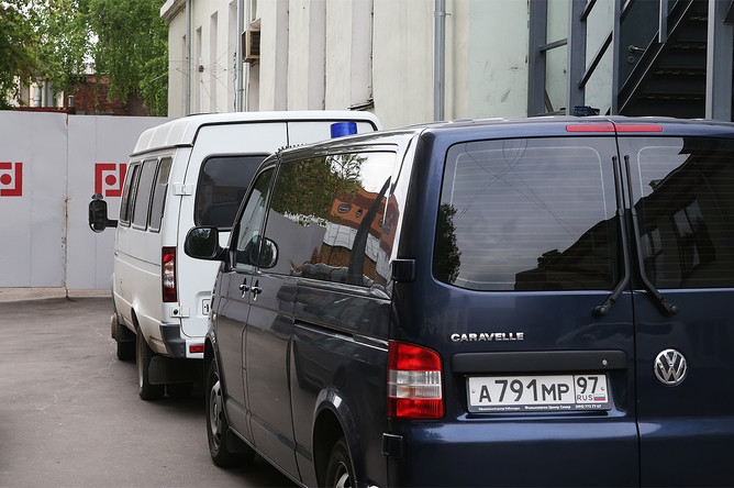 Автомобиль СК у «Гоголь-центра» во время обысков, 23 мая 2017 года