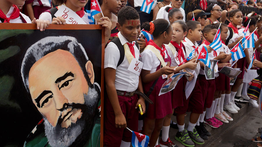 Школьники с портретом Фиделя Кастро в парке города Сантьяго-де-Куба во время траурного путешествия его праха по революционному маршруту 1959 года, 3 декабря 2016 года