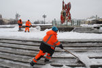 Сотрудники коммунальных служб убирают последствия снегопада на Манежной площади в Москве, 4 марта 2018 года