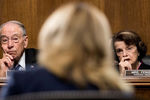 Сенаторы Чак Грейсли и Диана Файнштайн во время слушания показаний Кристин Блейзи Форд в сенате, Вашингтон, США, 27 сентября 2018 года 