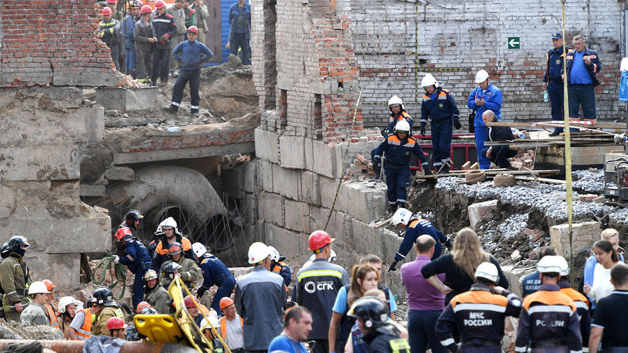 Сотрудники МЧС разбирают перекрытия, рухнувшие в строящемся здании в Новосибирске, 28 августа 2019 года