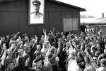 Русские военнопленные, освобожденные армией США, приветствуют портрет Иосифа Сталина в нацистском лагере для военнопленных Бухенвальд, апрель 1945 года