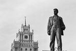 Памятник поэту Владимиру Маяковскому на площади Маяковского в Москве, 1959 год