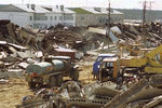 Развалины на месте разрушенного землетрясением Нефтегорска, 30 мая 1995 года