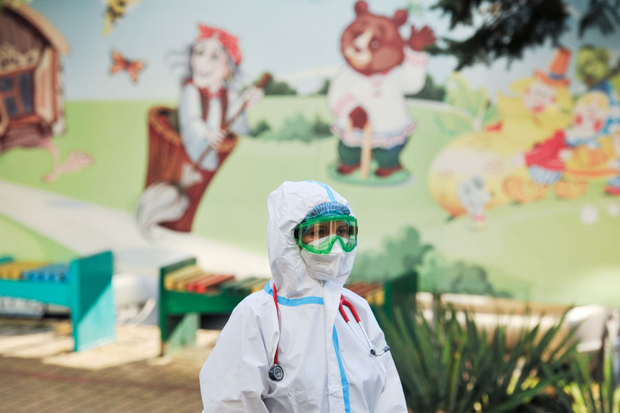 Медицинский сотрудник в «красной зоне» специализированной клинической детской инфекционной больницы, Краснодар, 2021 год
