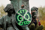 Экоактивист в баннером «Становись «зеленым»» на акции протеста в Глазго, 5 ноября 2021 года