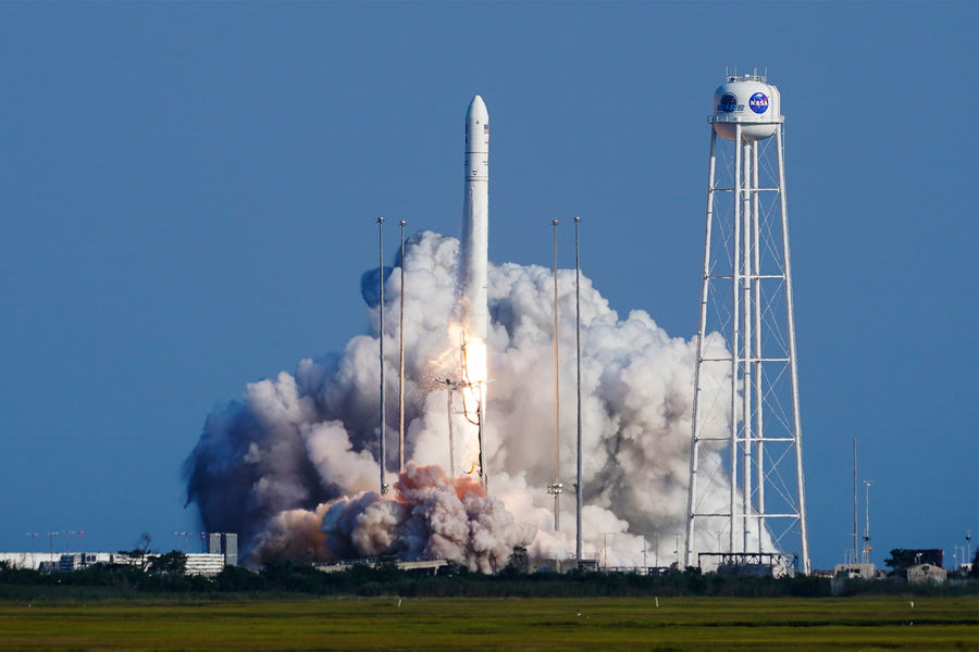 Ракета Antares компании Northrop Grumman взлетает со стартовой площадки на испытательном полигоне NASA, 2021 год