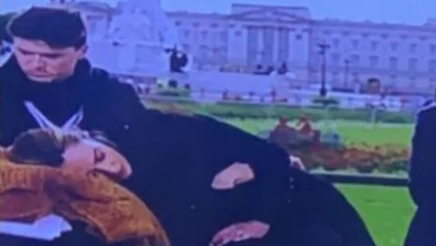 Австралийская телеведущая уснула в прямом эфире при трансляции похорон Елизаветы II