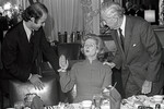 Лидер британской Консервативной партии Маргарет Тэтчер беседует с сенаторами США Джо Байденом и Джоном Спаркманом за обедом в ее честь, Вашингтон, 1975 год