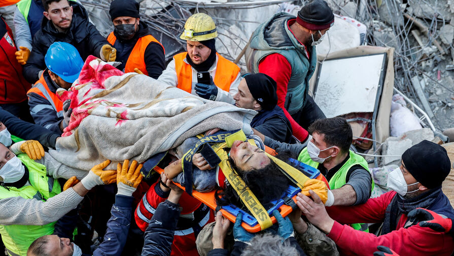 РИА Новости: на 6-е сутки после трагедии в Турции из-под завалов извлекли еще троих выживших