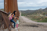 Мигранты пересекают границу США в Руби, штат Аризона, 26 июня 2024 года