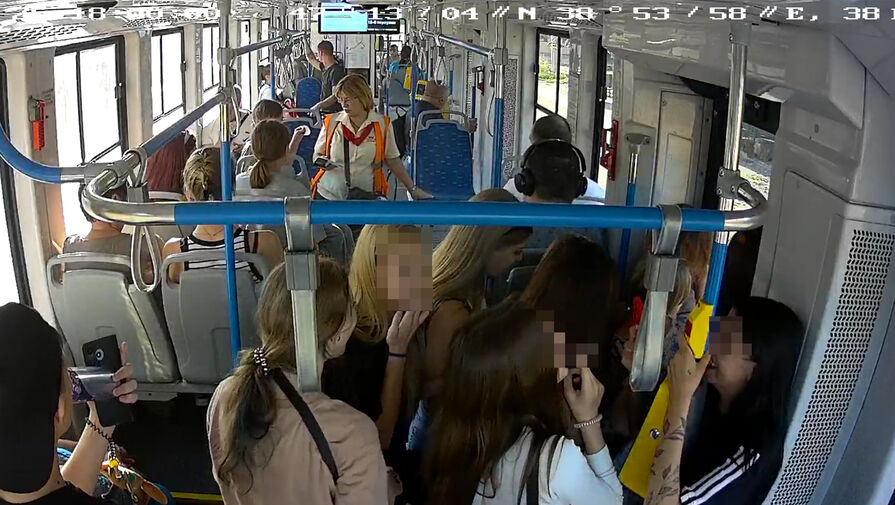 Две российские школьницы покурили в трамвае, забитом пассажирами