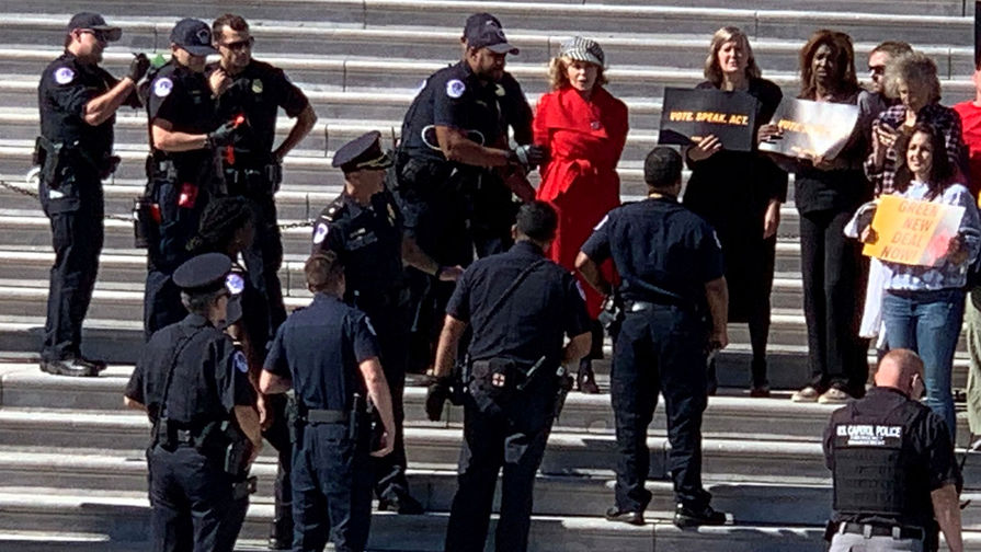 Полицейские арестовывают американскую актрису Джейн Фонду во время митинга около&nbsp;Капитолия, 11 октября 2019 года