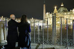 Пара молится на перекрытой из-за Covid-19 площади у Собора Святого Петра в Риме, 24 декабря 2020 года 