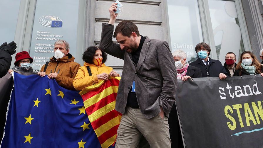 &laquo;Политическое преследование&raquo;: каталонских депутатов лишили неприкосновенности