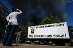 Люди наблюдают за тушением пожара в промышленной зоне на Каширском шоссе в Москве, 29 июня 2022 года 