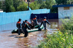 Спасатели оказывают помощь населению и проводят эвакуацию граждан из зон подтопления в Чите, 30 июля 2022 года