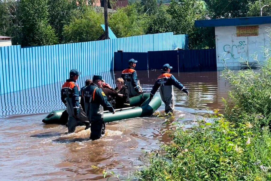 Спасатели оказывают помощь населению и проводят эвакуацию граждан из&nbsp;зон подтопления в&nbsp;Чите, 30&nbsp;июля 2022&nbsp;года