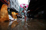 Женщина на затопленной после проливного дождя дороге в Сеуле, Южная Корея, 9 августа 2022 года