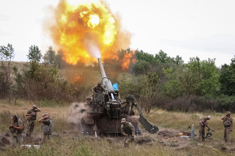 Украинские военнослужащие на боевой позиции в Донецкой области