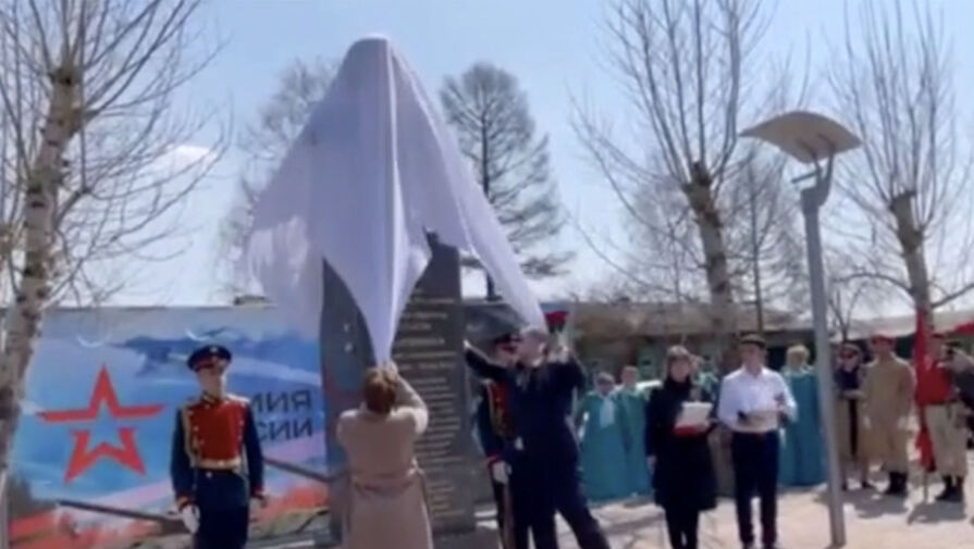 В Бурятии памятник погибшему в спецоперации открыли под музыку из Голодных игр