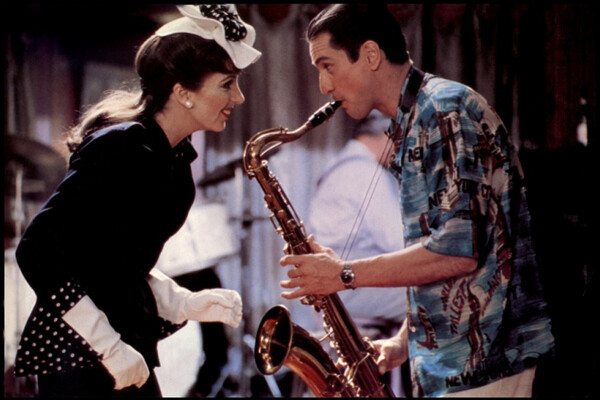 Для&nbsp;роли в&nbsp;мюзикле Скорсезе <b>«Нью-Йорк, Нью-Йорк» (1977)</b> Де Ниро научился играть на&nbsp;саксофоне.
