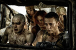 <b>«Безумный Макс: Дорога ярости» (2015)</b>
<br><br>
Съемки знакового постапокалиптического боевика вышли тяжелыми, из-за чего Шарлиз Терон, по ее собственному признанию, провела в образе героини из «Безумного Макса» так много времени, как никогда раньше за всю карьеру. В картине она сыграла Фуриосу — военачальницу армии диктатора Несмертного Джо, которая восстает против него и сбегает, спасая пятерых обитательниц его гарема.
