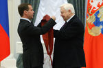 Президент России Дмитрий Медведев награждает Олега Табакова орденом «За заслуги перед Отечеством» I степени в Кремле, 2010 год
