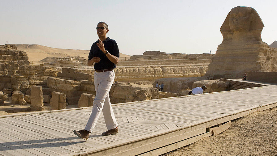Президент США Барак Обама около пирамид Гизы во время поездки в Египет, 2009 год