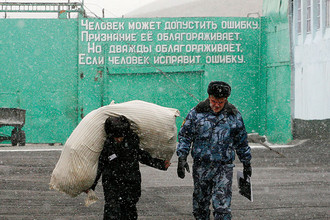 Заключенный с мешком в колонии около Красноярска, 2012 год