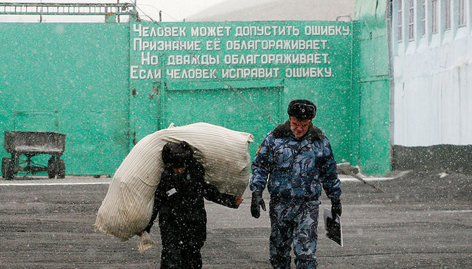 Заключенный с мешком в колонии около Красноярска, 2012 год