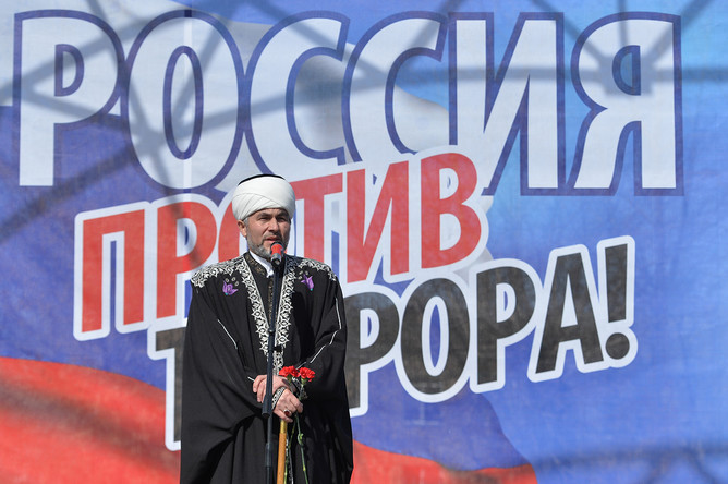 Участник выступает на всероссийской акции «Мы вместе против террора» в Челябинске