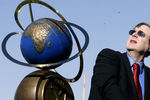 Соучредитель корпорации Microsoft и глава Charter Communications Пол Аллен во время церемонии вручения приза Ansari X Prize за космические достижения, ноябрь 2004 года