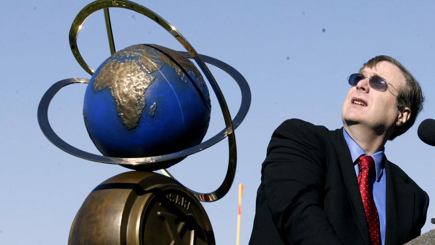 Соучредитель корпорации Microsoft и глава Charter Communications Пол Аллен во время церемонии вручения приза Ansari X Prize за космические достижения, ноябрь 2004 года
