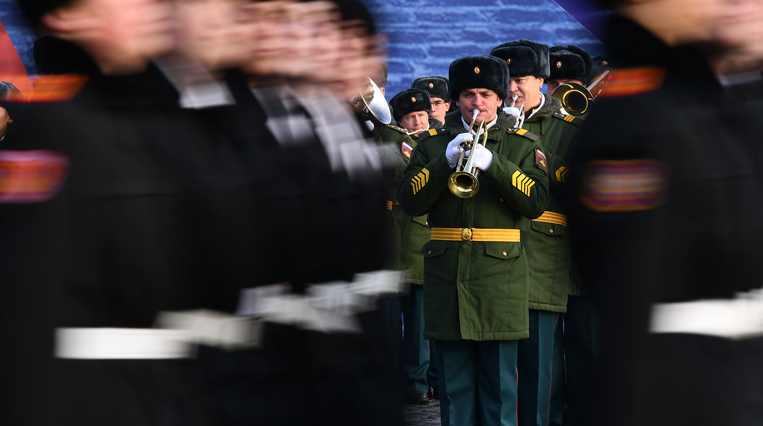 Проходить маршем. Военный марш. Марш.