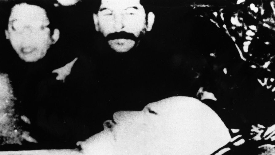 Владимир Ленин на смертном одре, на заднем плане Иосиф Сталин