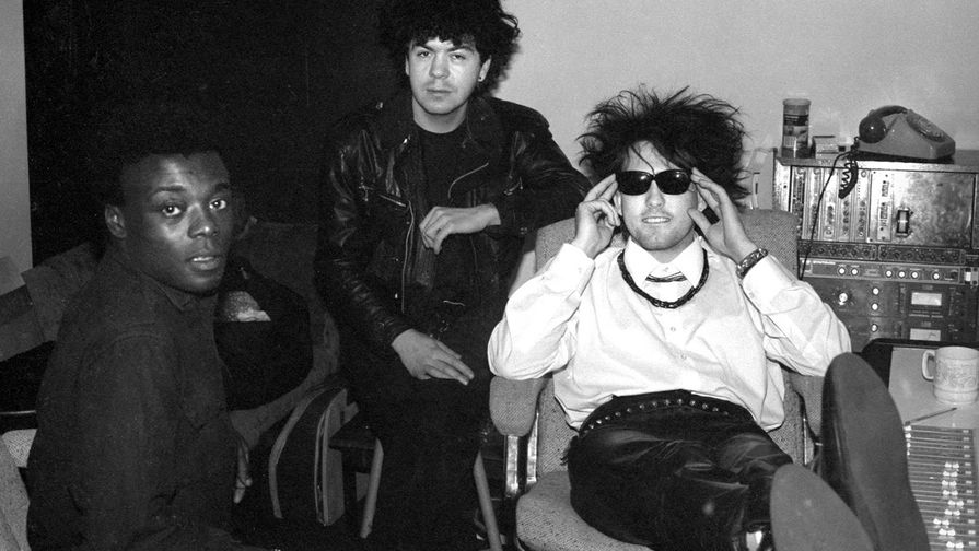 Группа The Cure и барабанщик Энди Андерсон (на фото слева)
