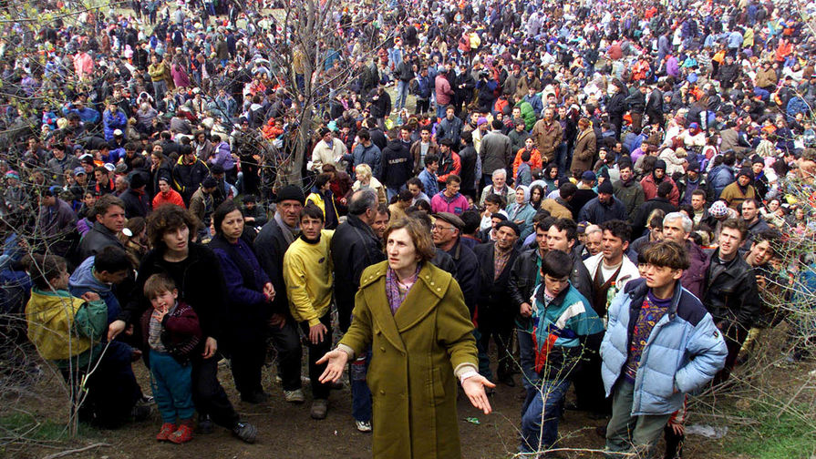 Десять тысяч албанских беженцев пытаются попасть на&nbsp;территорию Македонии, 1 апреля 1999 года