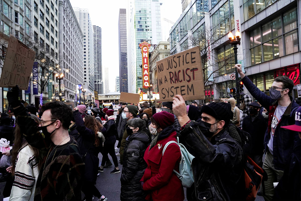 Демонстранты во время марша протеста после вынесения оправдательного приговора Кайлу Риттенхаусу, Чикаго, 20 ноября 2021 года
