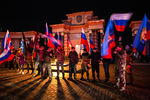 Жители Донецка празднуют подписание документов о признании Российской Федерацией Луганской Народной Республики и Донецкой Народной Республики, 21 февраля 2022 года