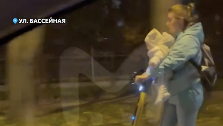 В Санкт-Петербурге девушка с грудным ребенком ехала вечером по дороге на электросамокате