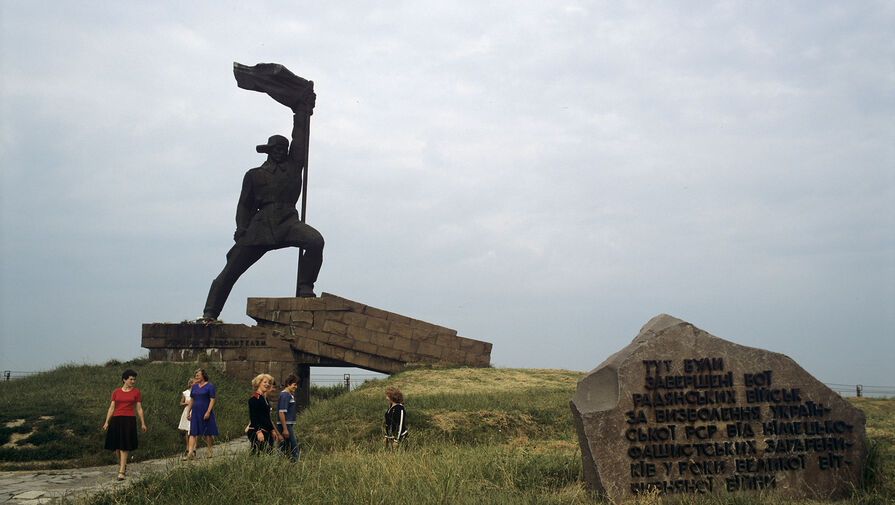 Глава СК поручил расследовать осквернение памятника советским воинам в Ужгороде на Украине