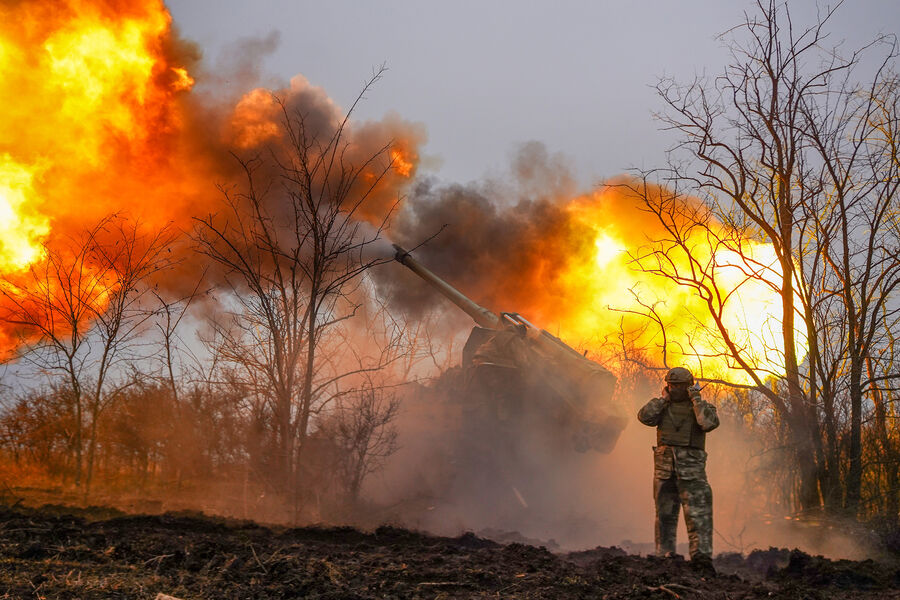 Военнослужащий во время боевой работы артиллерийской установки «Гиацинт» в зоне СВО, январь 2023 года